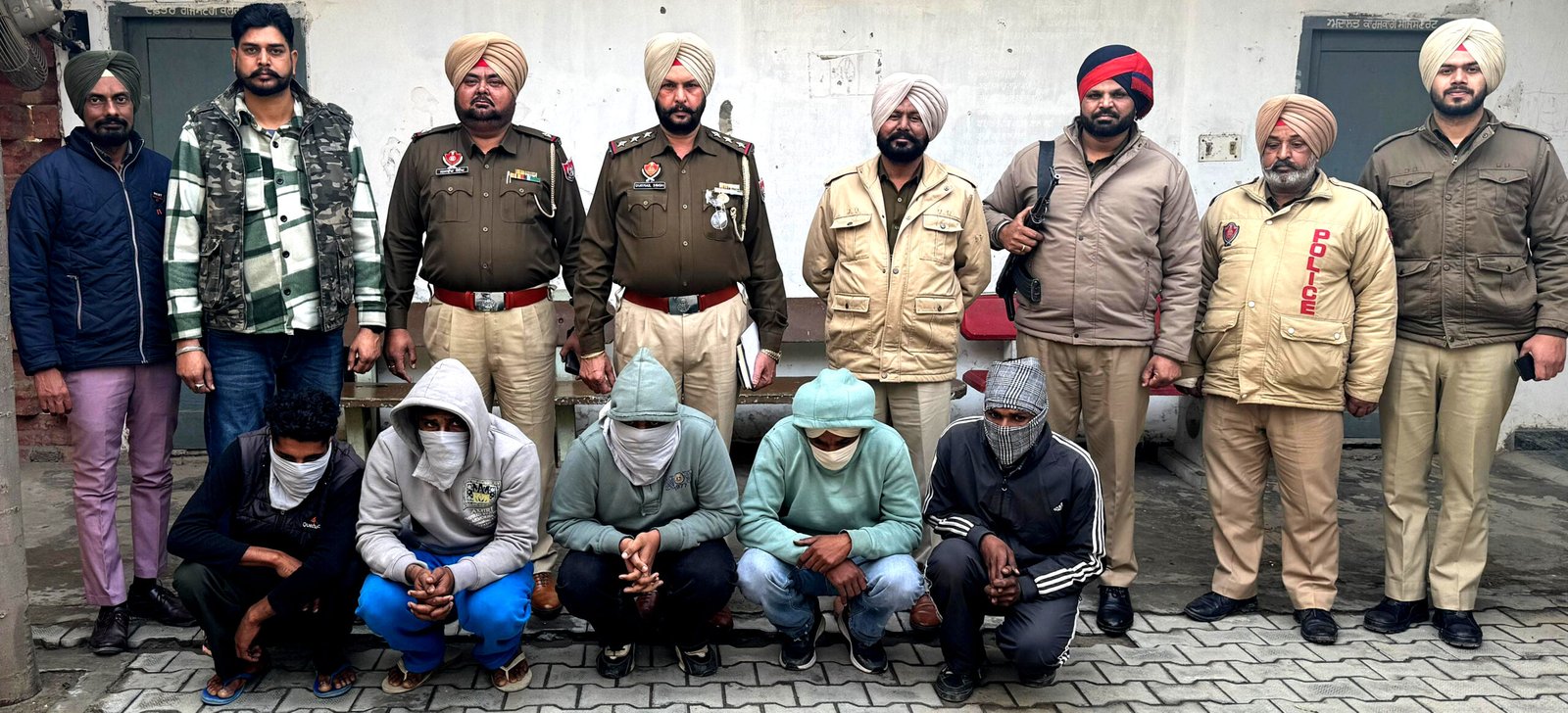 पंजाब पुलिस का आईआरबी का जवान, चार साथियों सहित गिरफ्तार !!