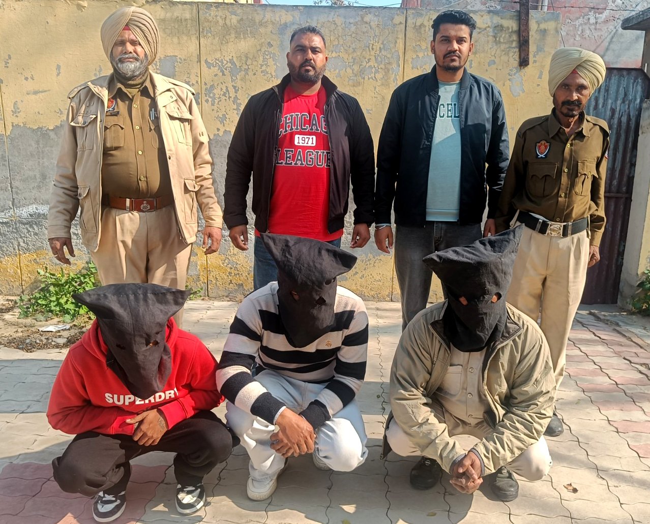 ਕਿਰਾਏ ਦੀ ਗੱਡੀ ਵਿੱਚ ਗੰਦਾ ਕੱਮ ਕਰਦੇ 3 ਦੋਸਤ ਚੜ੍ਹੇ ਅੜਿਕੇ ! ਲੱਖਾਂ ਰੁ ਕੀਮਤ ਦਾ ਇਹ ਸਮਾਨ ਵੀ ਬਰਾਮਦ !!