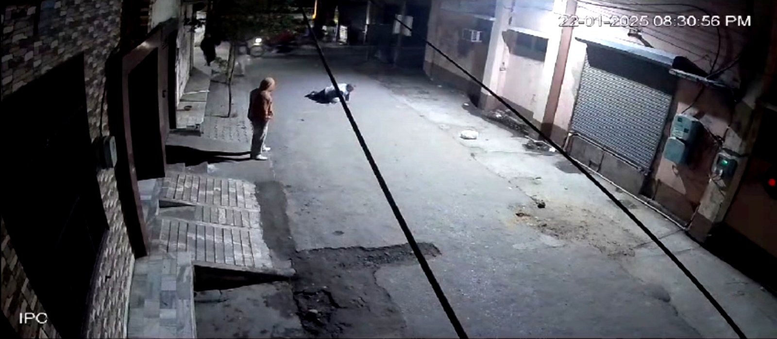 न्यू टाउन में बाइक सवार ने छीना महिला का पर्स ! घटना सीसीटीवी में हुई कैद !!