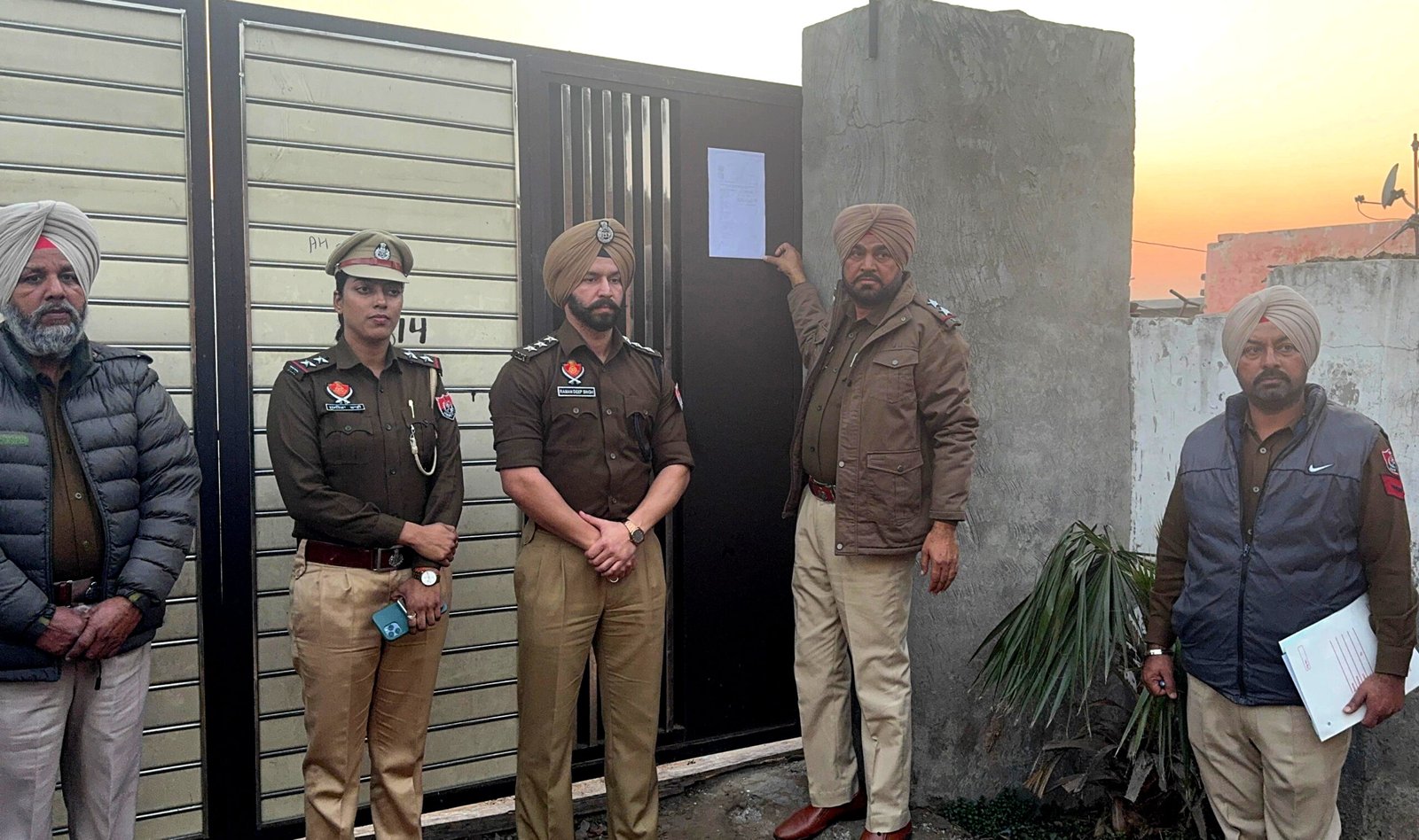 दो सगे भाइयों सहित कुल पांच लोगों की 2 करोड़ 78 लाख रु की जायदाद सील !!