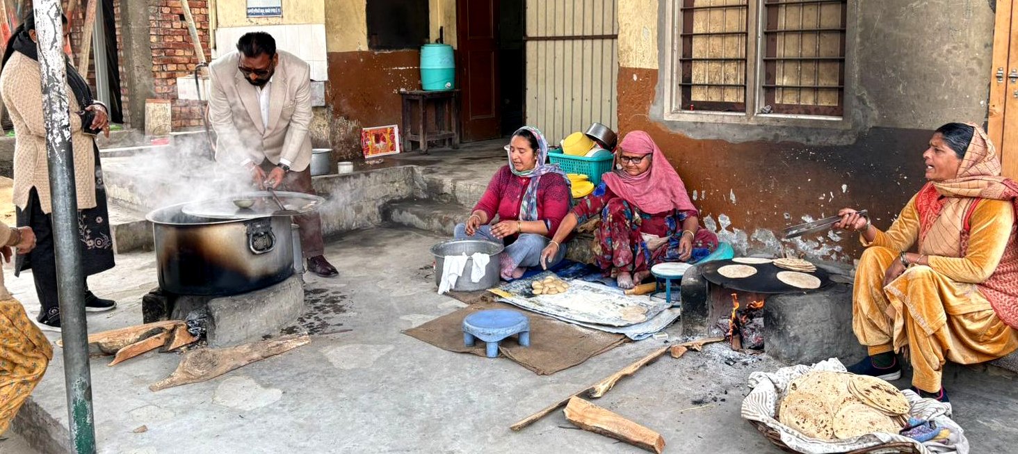 मिड-डे-मील में खामियां ! स्कूल प्रिंसिपल को कारण बताओ नोटिस जारी ! आंगनबाड़ी सैंटरों का सामान, मिला वर्करों के घरों से !!