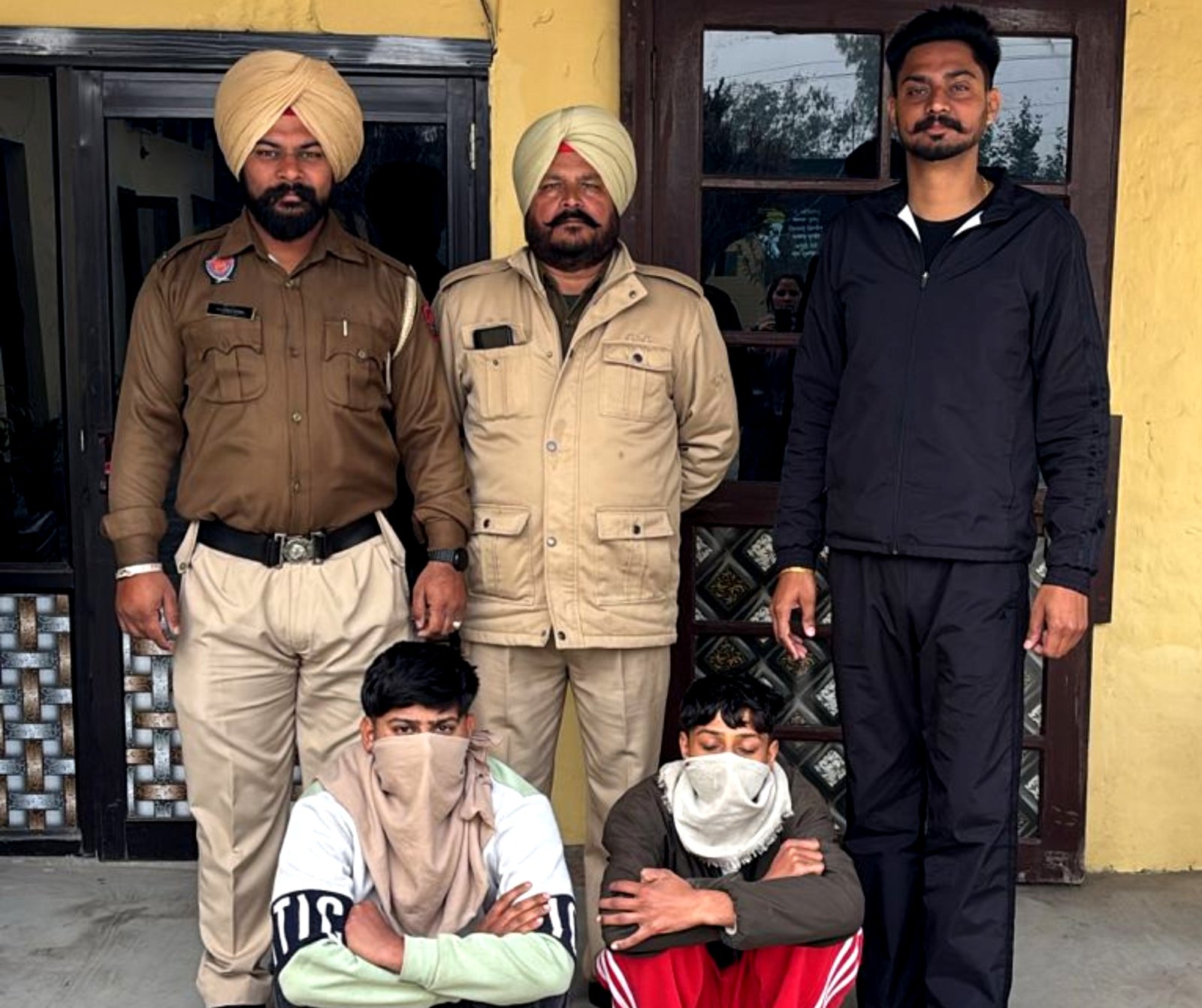 एक नाबालिग को, पुलिस ने, उसके बड़े भाई सहित किया काबू ! जानो पूरा मामला !!