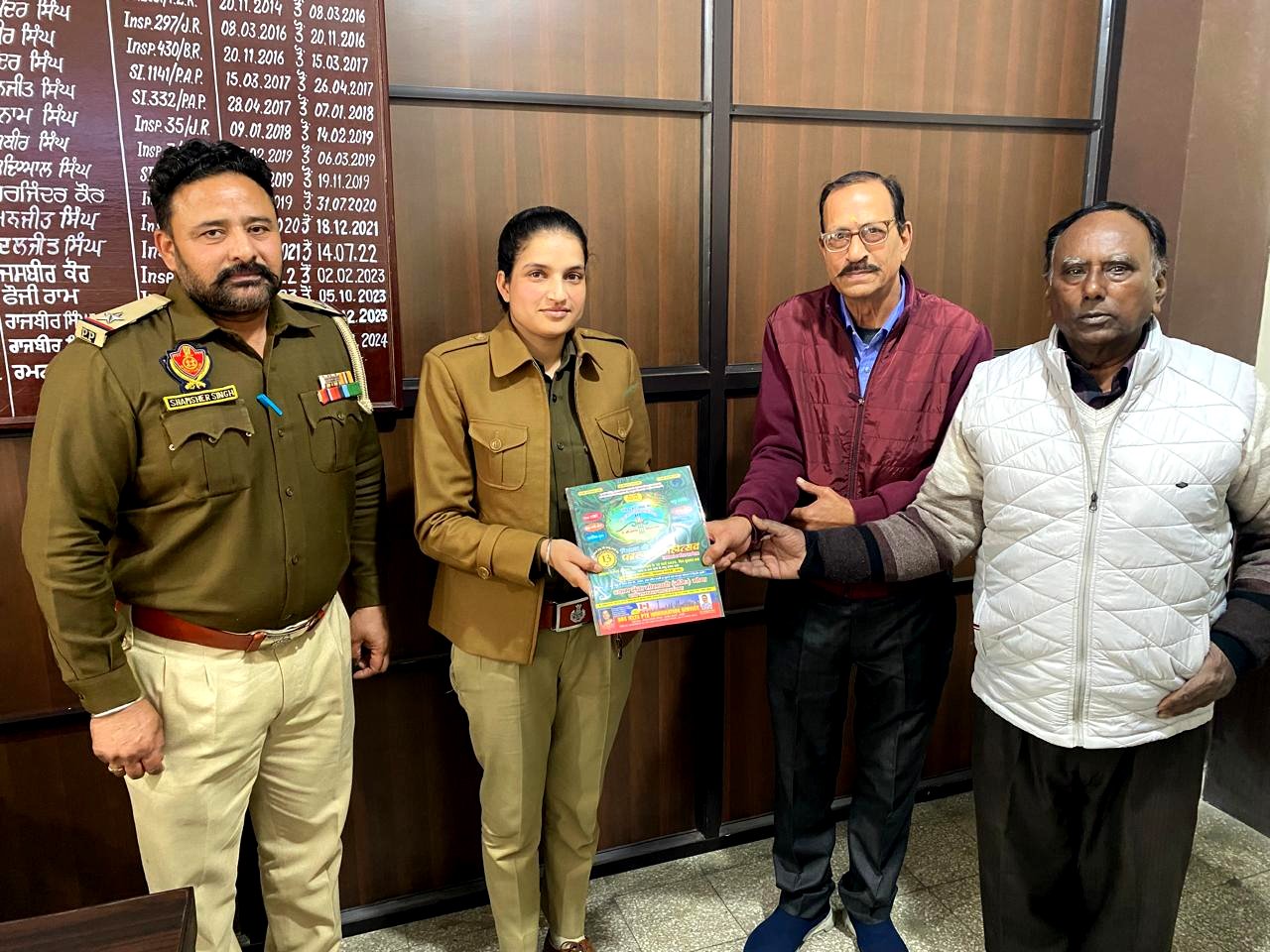 श्याम महोत्सव की तैयारियां जोरों पर ! थाना प्रभारी को सौंपा निमंत्रण कार्ड !!