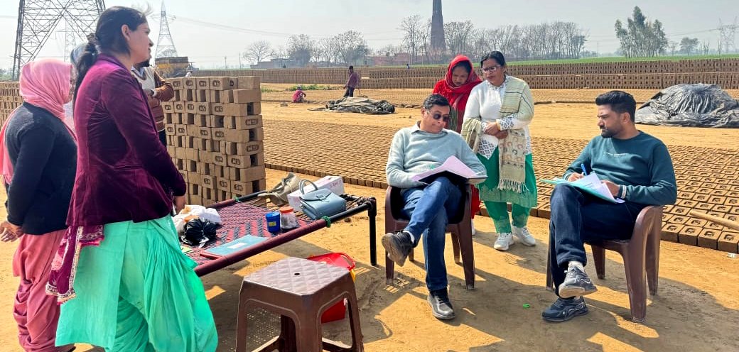 ਡਾ. ਅਸ਼ੋਕ ਵੱਲੋਂ ਭੱਠਿਆਂ ਅਤੇ ਸਲੱਮ ਖੇਤਰ ਦੇ ਟੀਕਾਕਰਨ ਦਾ ਨਿਰੀਖਣ !!