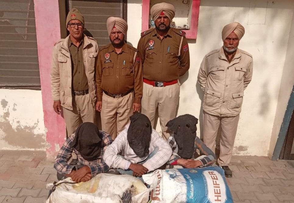 ट्रांसपोर्ट की चलती गाड़ी के रस्से काटकर, सामान चुराने वाला गिरोह काबू !!