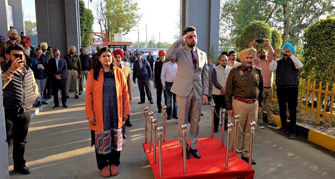 देखें, DC सेतिया ने कैसे संभाळा औहदा ! माता-पिता का लिया आशीर्वाद ! जनता के नाम दिया संदेश !!