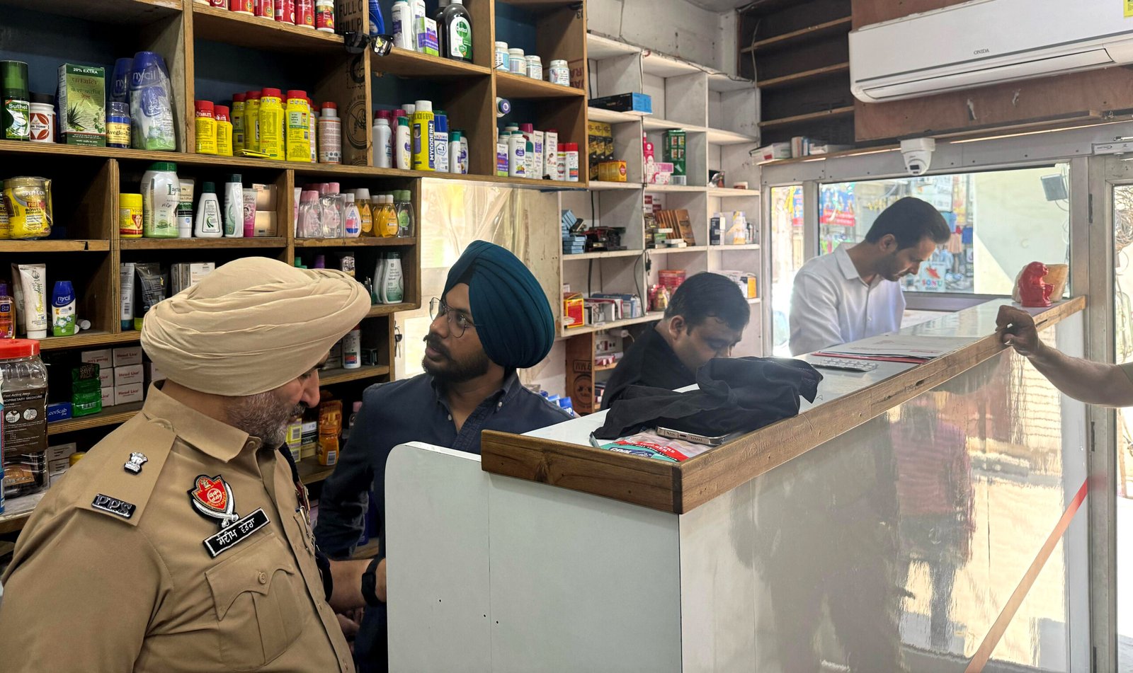 27 ਲੱਖ ਰੁ ਦੀ ਦਵਾਈਆਂ ਫਰੀਜ, 11 ਟੀਮਾਂ ਨੇ ਕੀਤੀ 13 ਮੈਡੀਕਲ ਸਟੋਰਾਂ ਦੀ ਚੈਕਿੰਗ ! SDM ਨੇ ਵੀ ਕੀਤੀ ਜਾਂਚ !!
