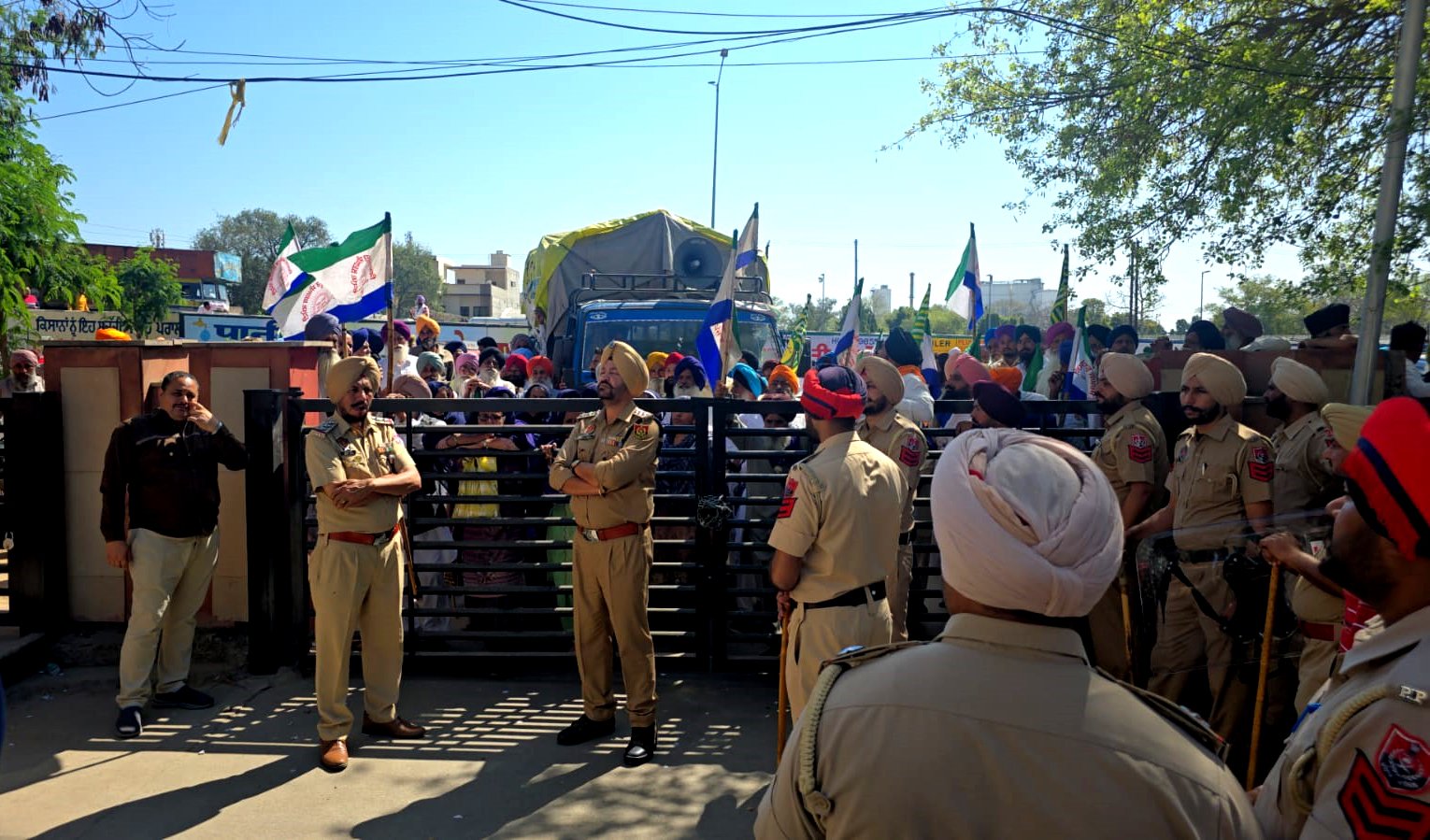 ਪੁਲਿਸ ‘ਤੇ ਕਿਸਾਨਾਂ ਵਿਚਾਲੇ ਜਬਰਦਸਤ ਟਕਰਾਉ ! ਸਾਰਾ ਦਿਨ ਮੋਗਾ ਬਣਿਆ ਰਿਹਾ ਪੁਲਿਸ ਛਾਵਣੀ !!