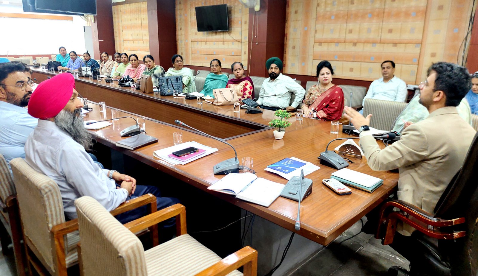 ਕਲੱਸਟਰ ਹੈੱਡ ਟੀਚਰਜ਼ ਨਾਲ ਮੀਟਿੰਗ ! ਨਸ਼ੇ ਦੇ ਖਾਤਮੇ ਵਿੱਚ, ਸਿੱਖਿਆ ਵਿਭਾਗ, ਅਹਿਮ ਭੂਮਿਕਾ ਨਿਭਾਉਣ ‘ਚ ਸਮਰੱਥ : DC ਸਾਗਰ ਸੇਤੀਆ !!