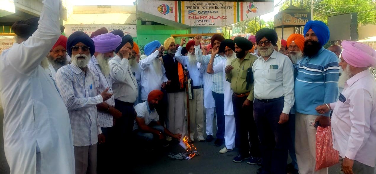कर्मचारी, पेंशनर्ज संयुक्त मार्चा ने जलाई, सरकार के बजट की प्रतियां ! लगे पंजाब सरकार विरोधी नारे !!