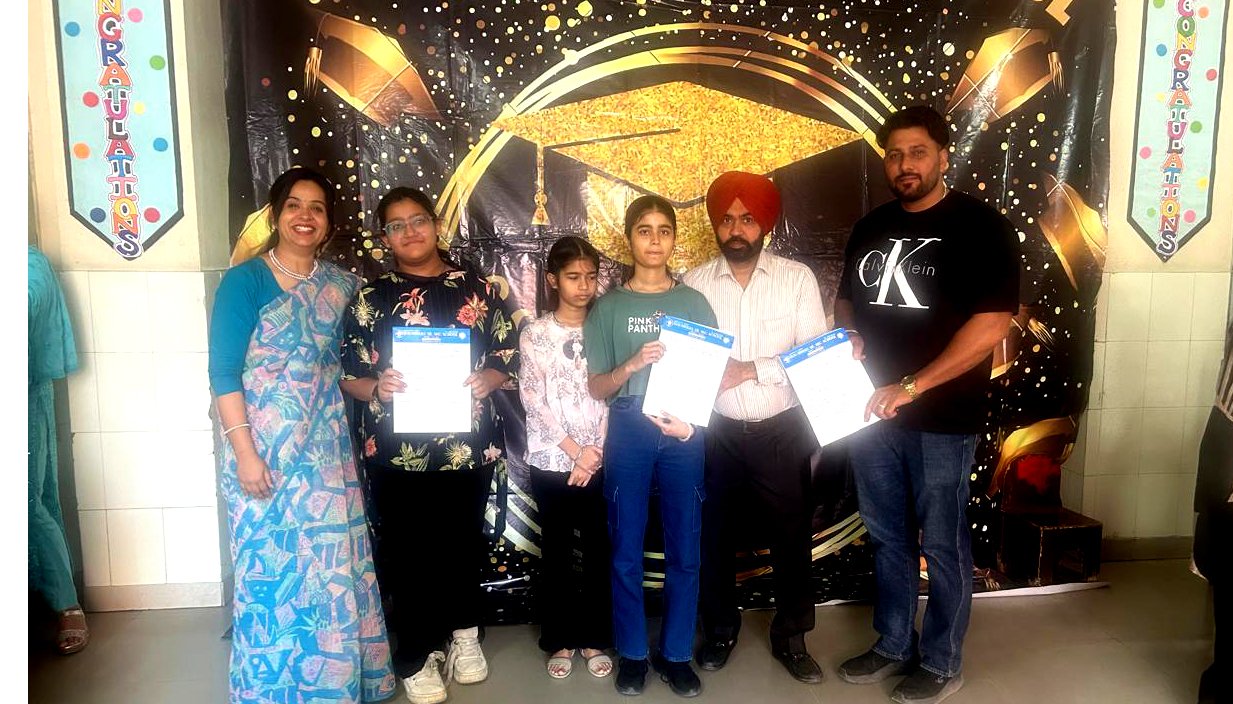 डी.एन मॉडल स्कूल ! अनेक ‘शाइनिंग स्टार’ सम्मानित ! सालाना कैलेंडर भी जारी !!