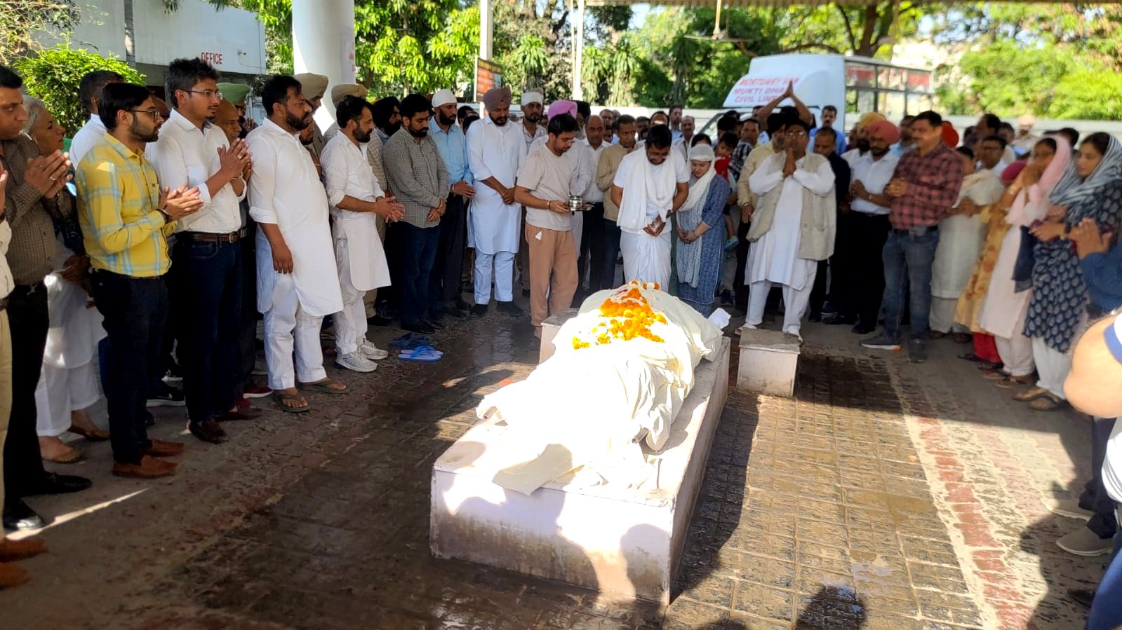 DC ਸਾਗਰ ਦੀ ਮਾਤਾ ਦੇ ਅੰਤਿਮ ਸੰਸਕਾਰ ਮੌਕੇ, ਕਈ ਸਖ਼ਸ਼ੀਅਤਾਂ ਨੇ ਦਿੱਤੀ ਹੰਝੂਆਂ ਭਰੀ ਵਿਦਾਇਗੀ !!