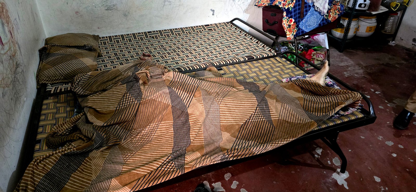 हिफाजत के लिए ली राइफल से व्यक्ति ने पत्नी को उतारा मौत के घाट ! जानो पूरी खबर !!