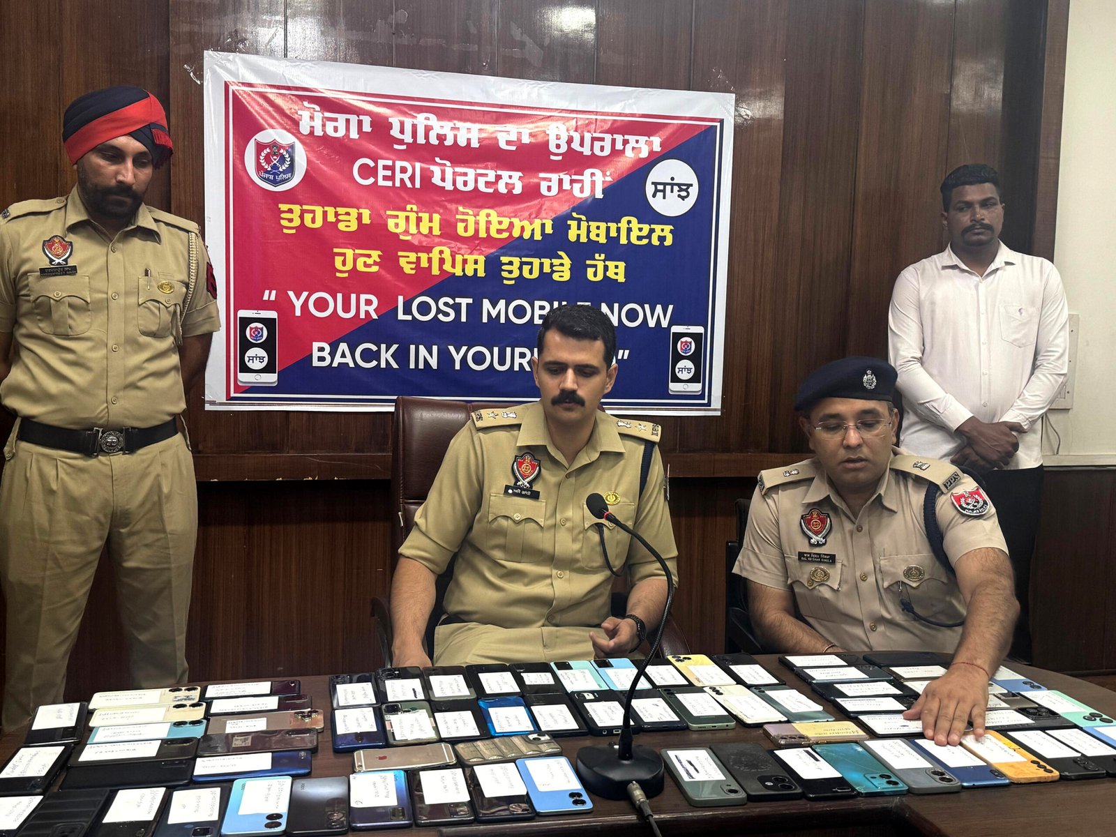 गुम हुए 120 मोबाइल फोन बरामद ! SSP व SPD ने मालिकों को सौंपे !!