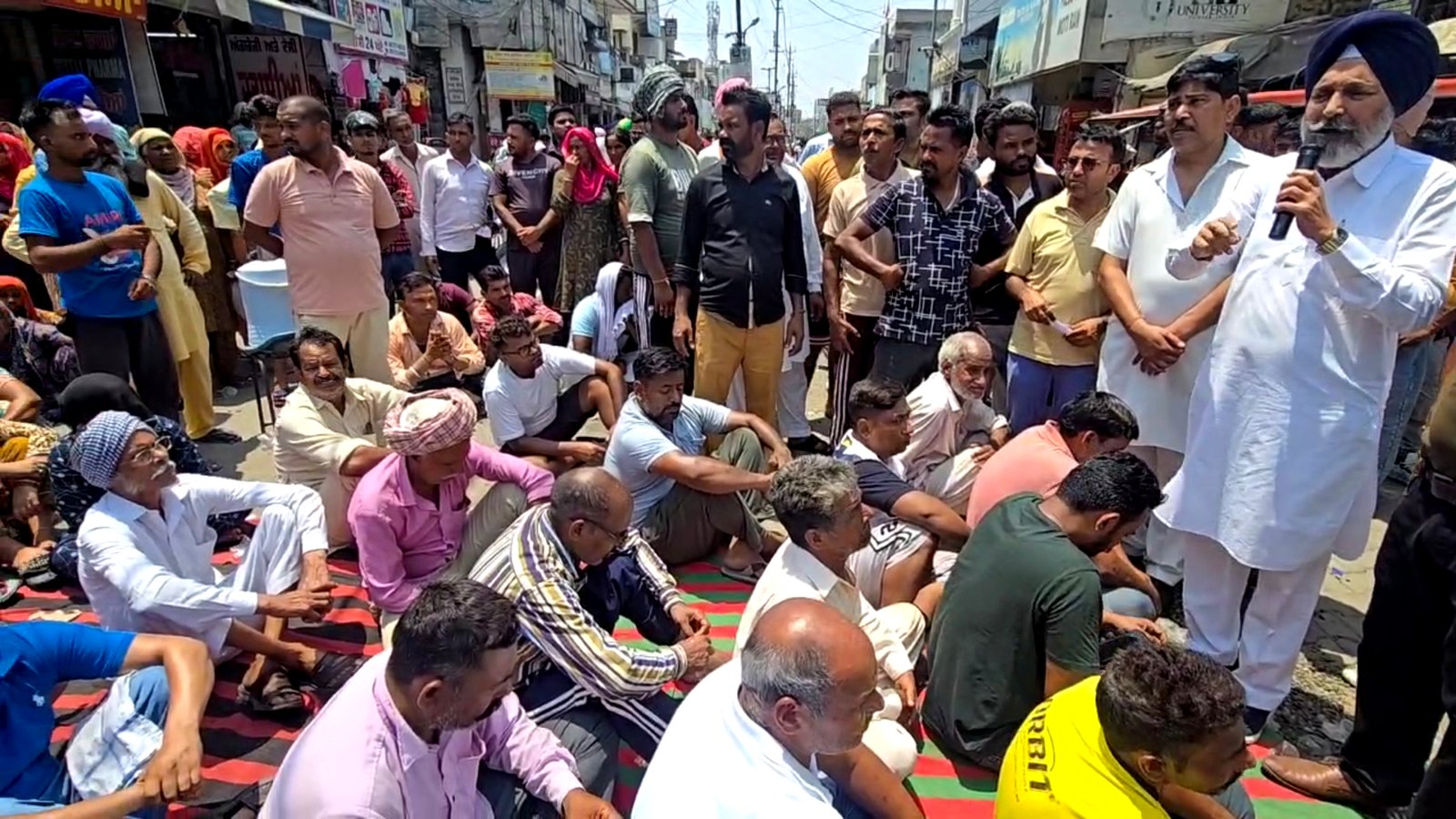 लाश, अस्पताल के बाहर रखकर प्रदर्शन ! रोड जाम ! जाने वजह !!