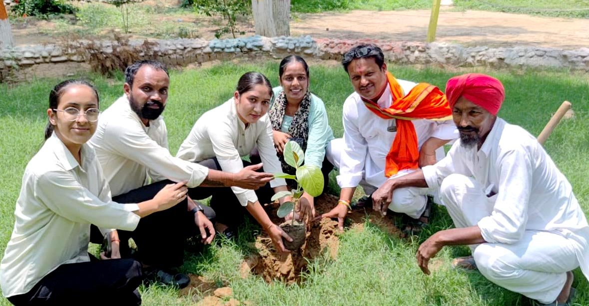 डा. सीमांत गर्ग के नेतृत्व में भाजपा कार्यालय स्टाफ ने किया पौधारोपण !!