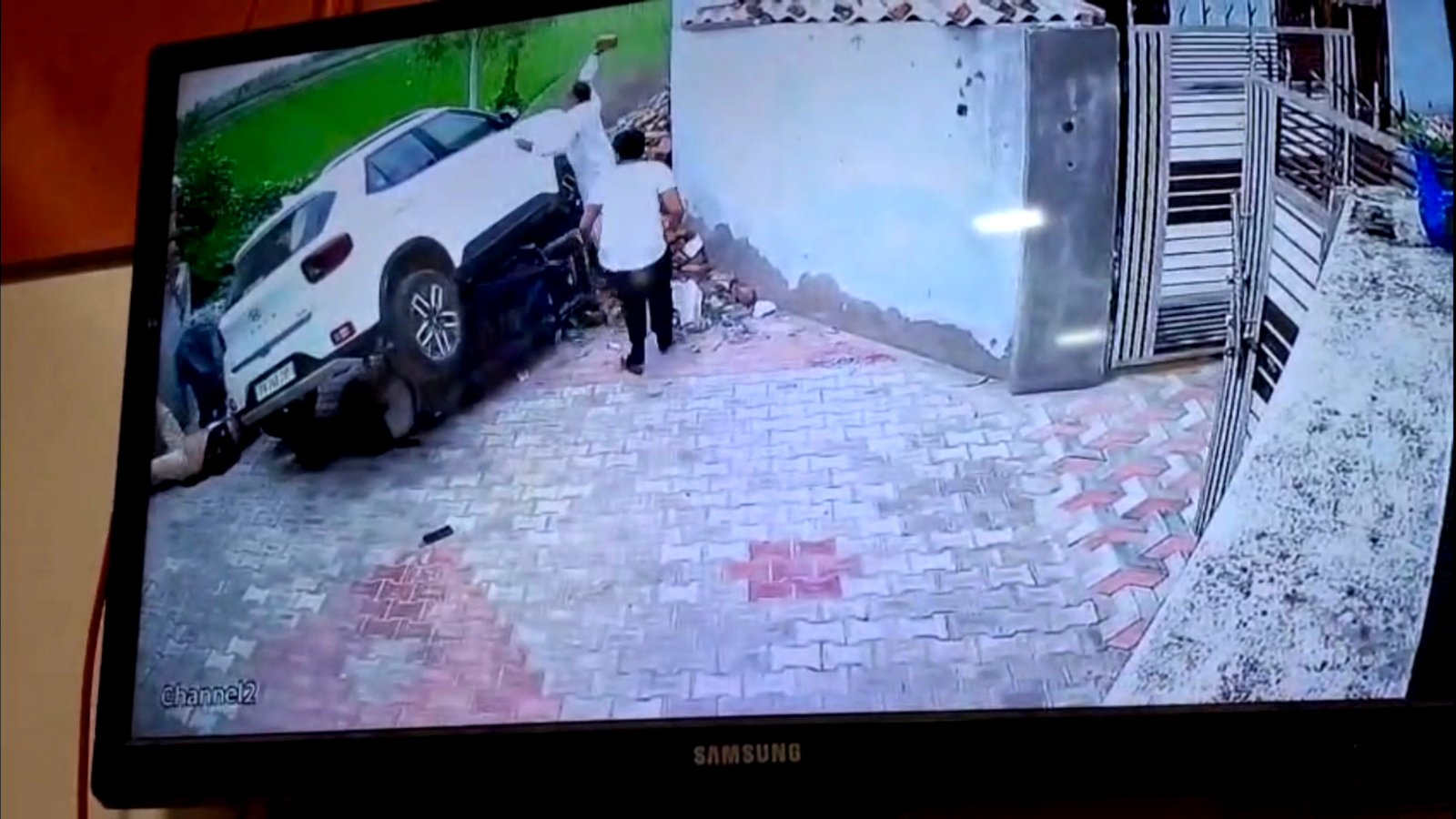 CCTV ! जमीनी विवाद में भाई ने भाई व उसके परिवार पर चढ़ाई तेज रफ्तार गाड़ी !!