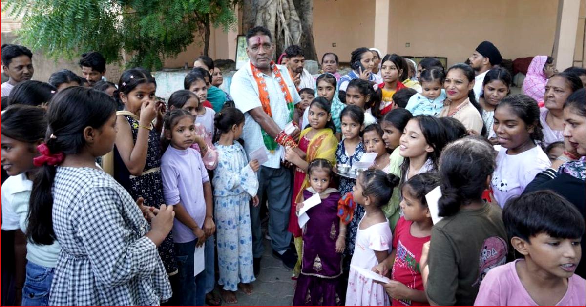 भाजपा नेता सोनी मंगला ने 300 लड़कियों से राखी बंधवाकर मनाया रक्षा बंधन का त्यौहार !!