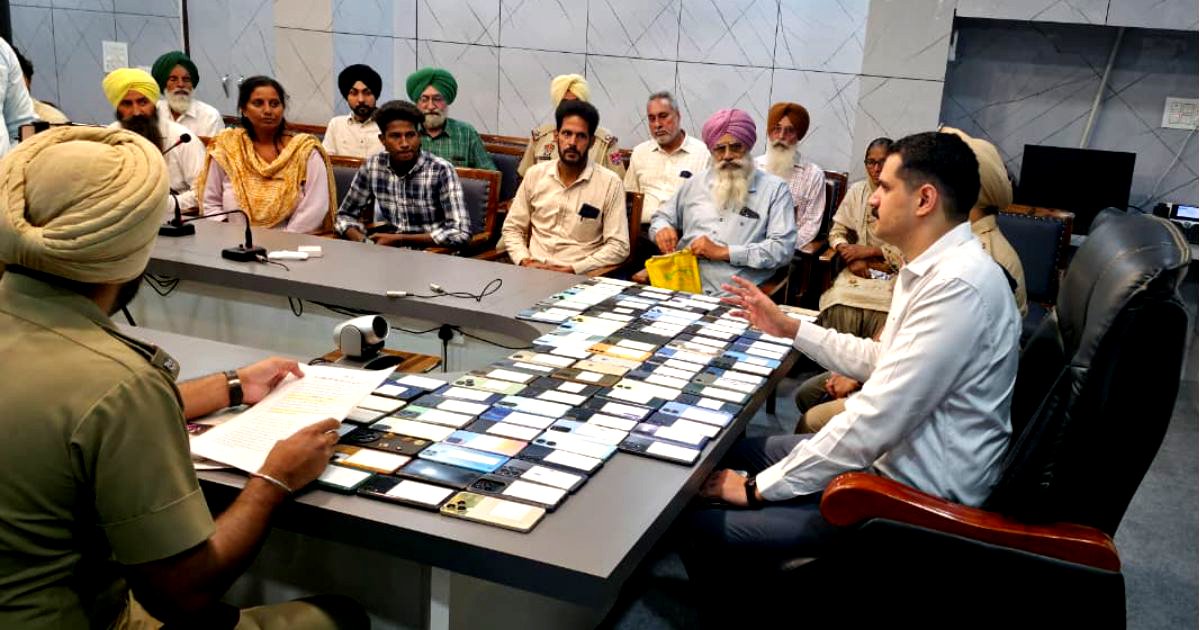 250 ਮੋਬਾਈਲ ਫੋਨ ਲੱਭੇ, SSP ਅਜੈ ਗਾਂਧੀ ਨੇ ਅਸਲ ਮਾਲਕਾਂ ਨੂੰ ਕੀਤੇ ਸਪੁਰਦ, ਦਿੱਤੀ ਜਰੂਰੀ ਸਲਾਹ