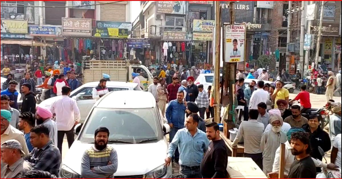 दिनदिहाड़े जिला मोगा के इस भरे बाजार में चली गोलियां व तेजधार हथियार, 3 घायल